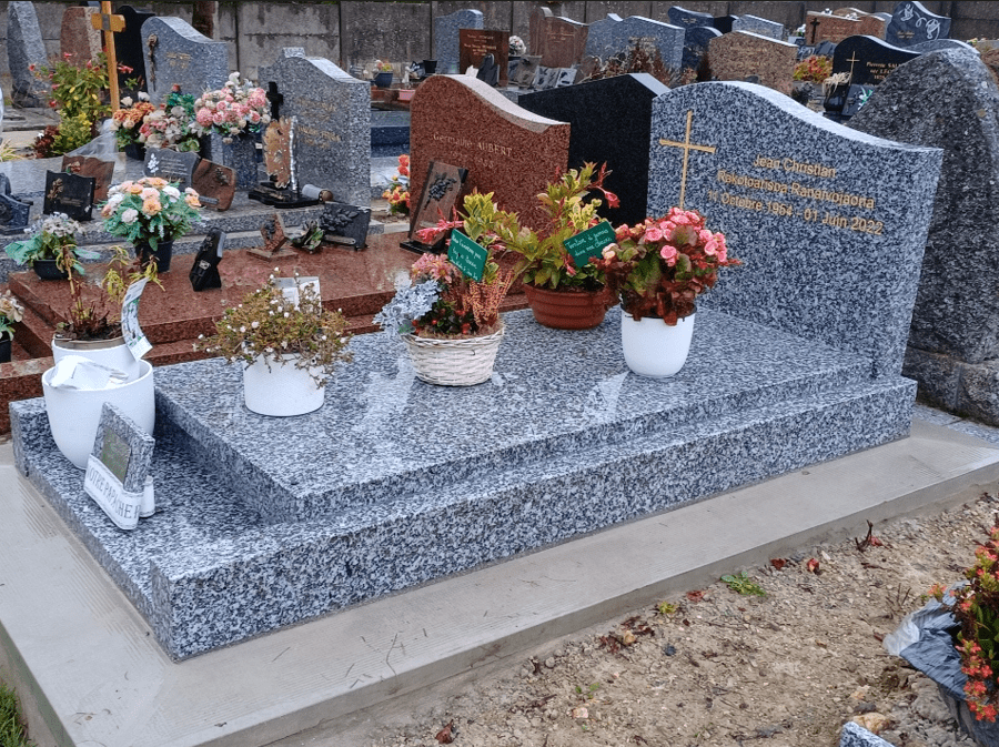 Monument Estrella avec stèle en gris du Tarn, cimetière dans la Seine et Marne (77)